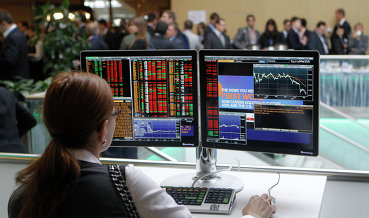 Российские фондовые индексы ждут новостей с петербургского форума, изменения не превышают 0,3%
