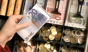 Официальный курс евро на вторник снизился до 54,75 руб