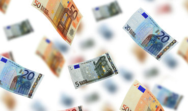 Официальный курс евро на четверг снизился до 64,75 рубля