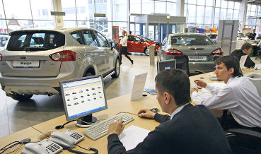 Россияне на четверть сократили расходы на покупку авто в январе-апреле