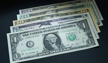 Курс доллара снижается перед данными о розничных продажах в США