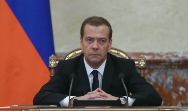 Медведев сообщил о падении доходов от продажи нефти и газа до 45%
