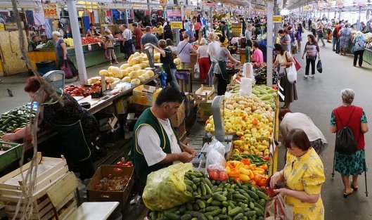 Рыночная торговля на Центральном продовольственном рынке Калининграда