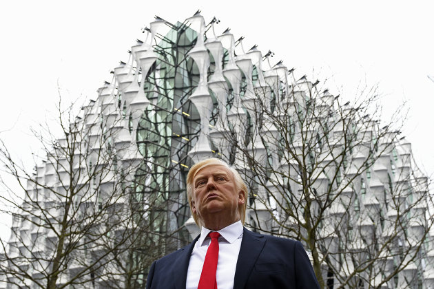 Восковая фигура президента США Дональда Трампа у строящегося здания посольства США в Лондоне. 12 января 2018