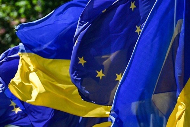 % Флаги Украины и Евросоюза на церемонии по случаю введения безвизового режима между Украиной и ЕС