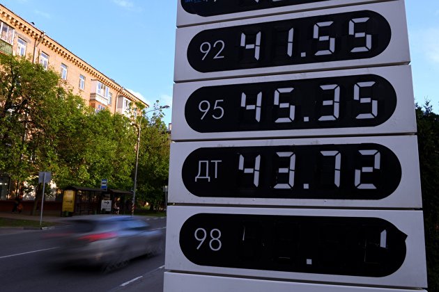 Цены на бензин на одной из автозаправочных станций в Москве