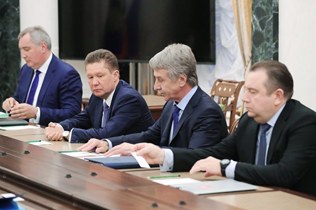 %Президент РФ В. Путин провел совещание по вопросам развития судостроительного комплекса "Звезда"