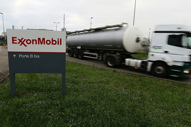 #Автоцистерна выезжает с нефтеперерабатывающего завода компании ExxonMobil во Франции