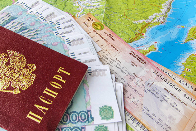 Российский паспорт и железнодорожные билеты