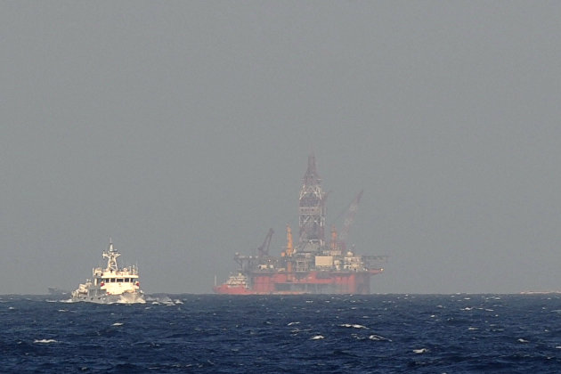 Прибытие нефтяной буровой платформы "Хайян Шию-981" в район спорной акватории в Южно-Китайском море. 14 мая 2014 года