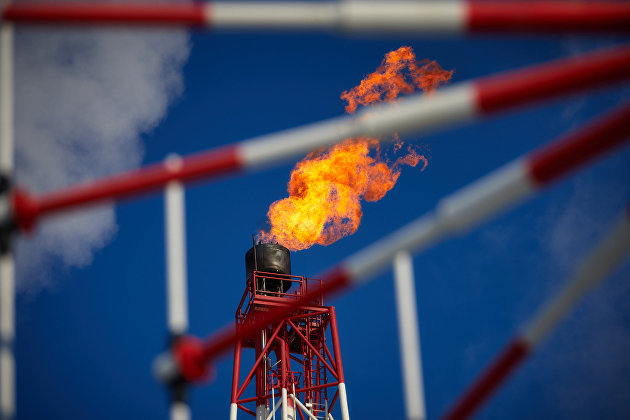 Газовый факел морской нефтеперерабатывающей платформы