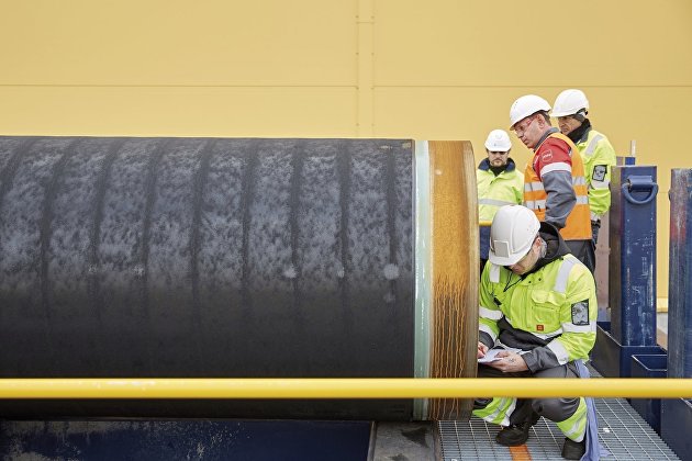 Инженеры проводят проверку первых труб, необходимых для стоительства двух ниток газопровода "Северный поток-2