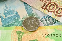 Монета номиналом один рубль и банкноты номиналом 100, 200 и 1000 рублей
