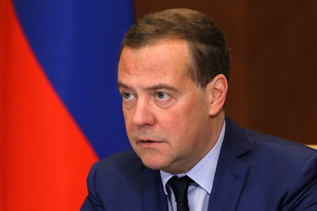 Медведев назвал в числе приоритетов нового бюджета поддержку семей с детьми