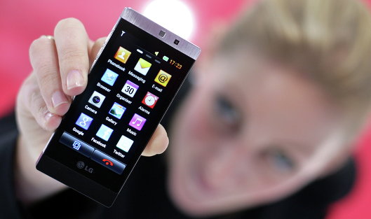 Смартфоны с экраном более 4,5 дюйма становятся все популярнее