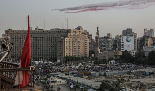 Истребители египетских ВВС над площадью Тахрир в Каире.