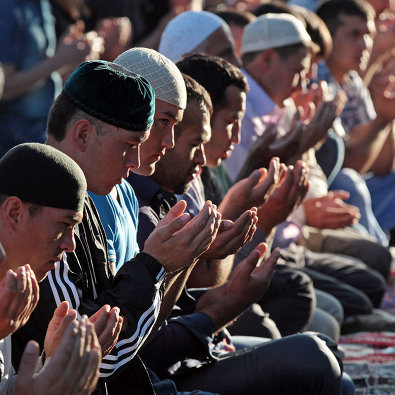 Мусульмане во время празднования Ураза-байрама на Соборной площади в Санкт-Петербурге