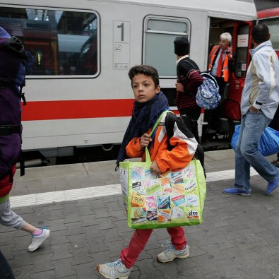 Беженцы с Ближнего Востока на железнодорожном вокзале в Мюнхене