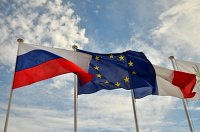" Флаги России, ЕС, Франции и герб Ниццы на набережной Ниццы