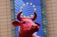 Фигура коровы, установленная протестующими фермерами у здания Еврокомиссии в Брюсселе, Бельгия