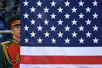 Российский военный в почетном карауле у флага США
