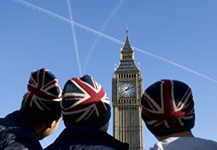 " Мужчины в шапках с флагом Великобритании у здания парламента в Лондоне