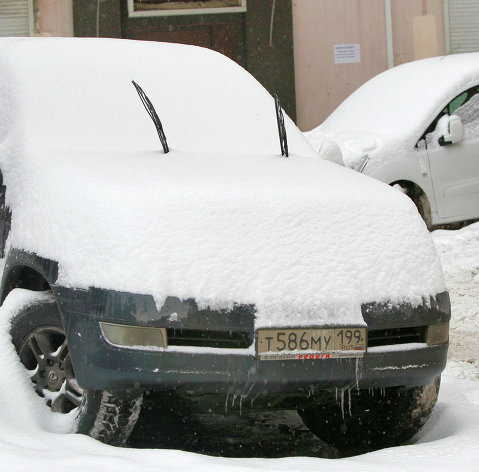 " Снег на припаркованных автомобилях в Москве