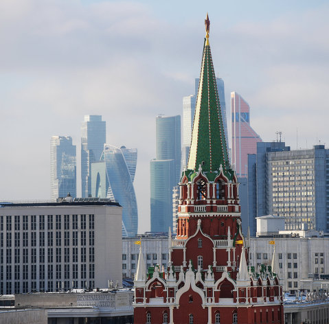 Никольская башня Московского Кремля и небоскребы Москва-сити