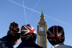 " Мужчины в шапках с флагом Великобритании у здания парламента в Лондоне