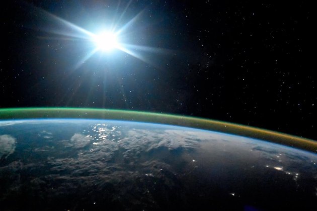 !Ночная планета Земля в лунном свете и сиянии Авроры. 7 октября 2017