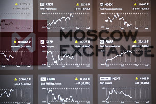 Котировки фондового рынка на экране в здании Московской биржи
