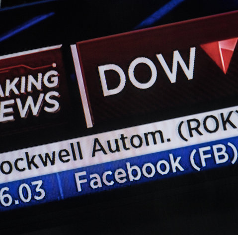 Котировки акций компании Facebook, показанные на информационной панели биржи NASDAQ