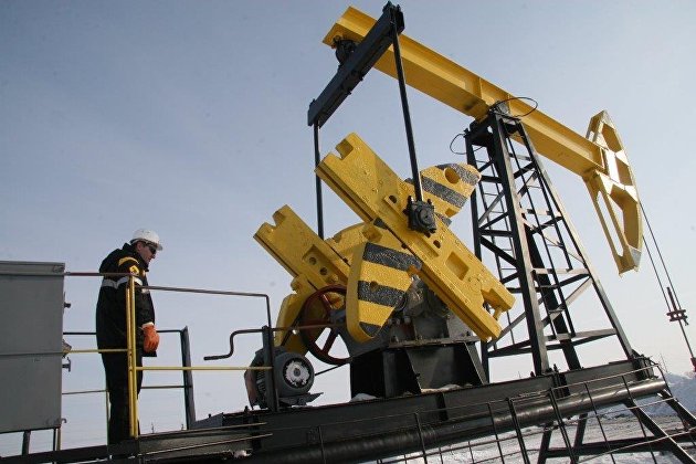 Нефть продолжает дешеветь на рисках вокруг переизбытка сырья