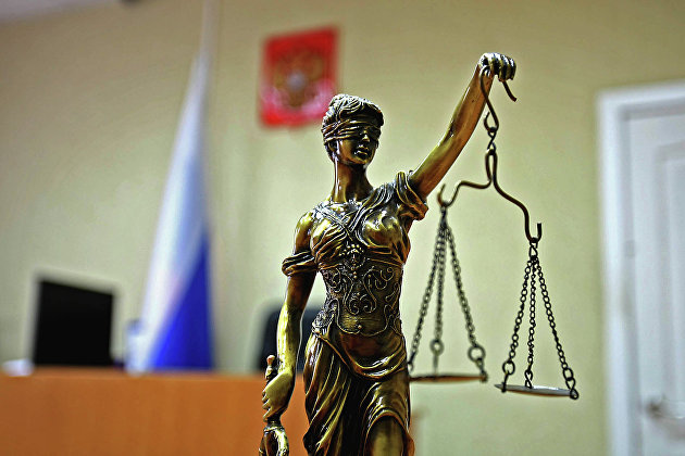 Статуэтка богини правосудия Фемиды в зале суда.
