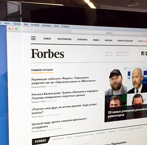 Главная страница сайта Forbes.ru на экране монитора