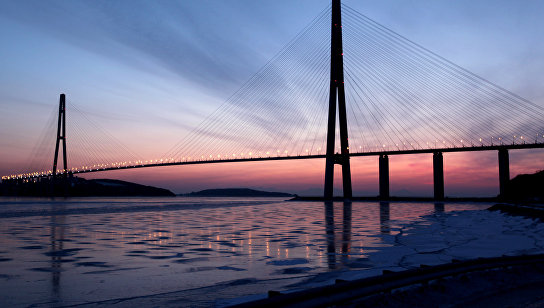 Вантовый мост через пролив Босфор Восточный на остров Русский во Владивостоке
