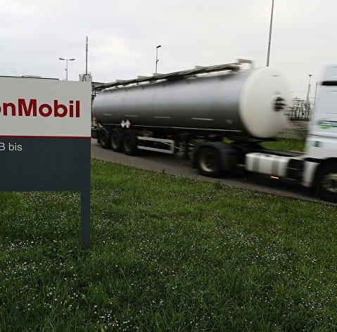 " Автоцистерна выезжает с завода компании ExxonMobil