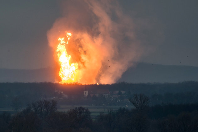 МЧС: Огонь на нефтебазе в ХМАО распространился на другие объекты