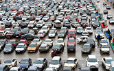Автомобили на парковке в торговом центре Ашан города Краснодар