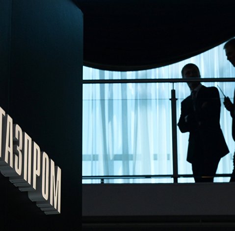 Логотип компании "Газпром" на павильоне в выставочном комплексе "Ленэкспо"