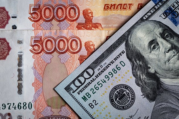 Рубль укрепляется к доллару на дорожающей нефти