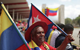 Житель Каракаса с национальными флагами