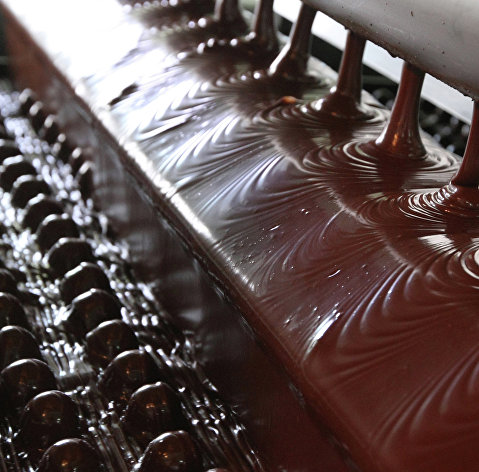 На линии по выпуску шоколадных конфет