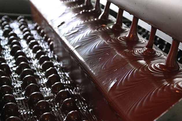 На линии по выпуску шоколадных конфет