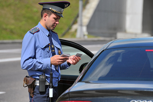 !Сотрудник ГИБДД проверяет документы у водителя на посту ДПС на 78-м километре МКАД