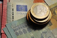"Монета номиналом 1 евро и банкноты евро различного номинала