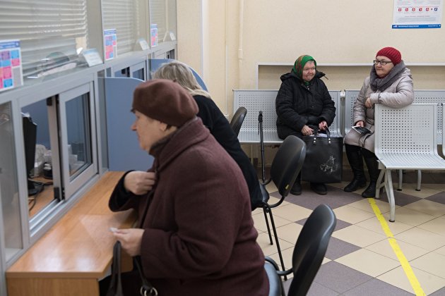 Стало известно, сколько россияне тратят на помощь пожилым родителям
