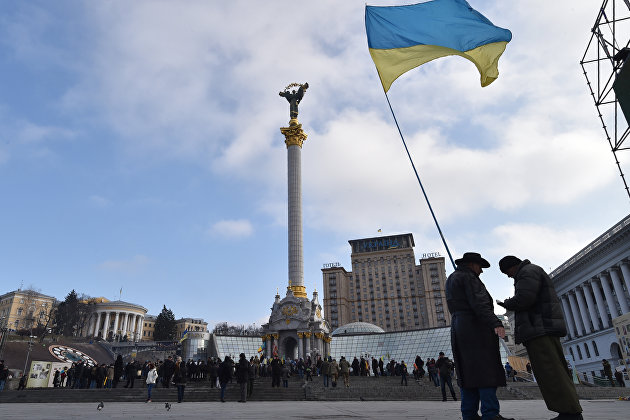 " Активисты с украинским флагом на площади Независимости в Киеве0