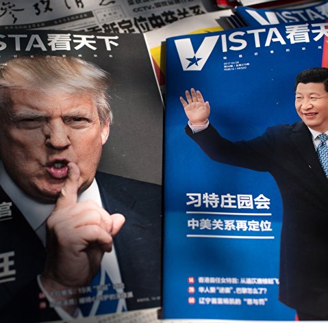 Потртреты президента США Дональда Трампа и председателя КНР Си Цзиньпиня на обложках журналов в Пекине, Китай