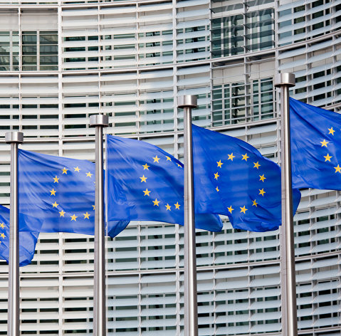Флаги евросоюза на фоне здания Европейской комиссии